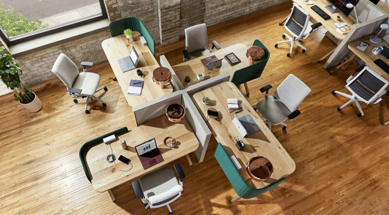 Espace de travail aménagé avec du mobilier Steelcase